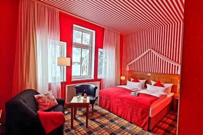 Hotel Schieferhof - Glaslust Нойхаус ам Ренвег Екстериор снимка