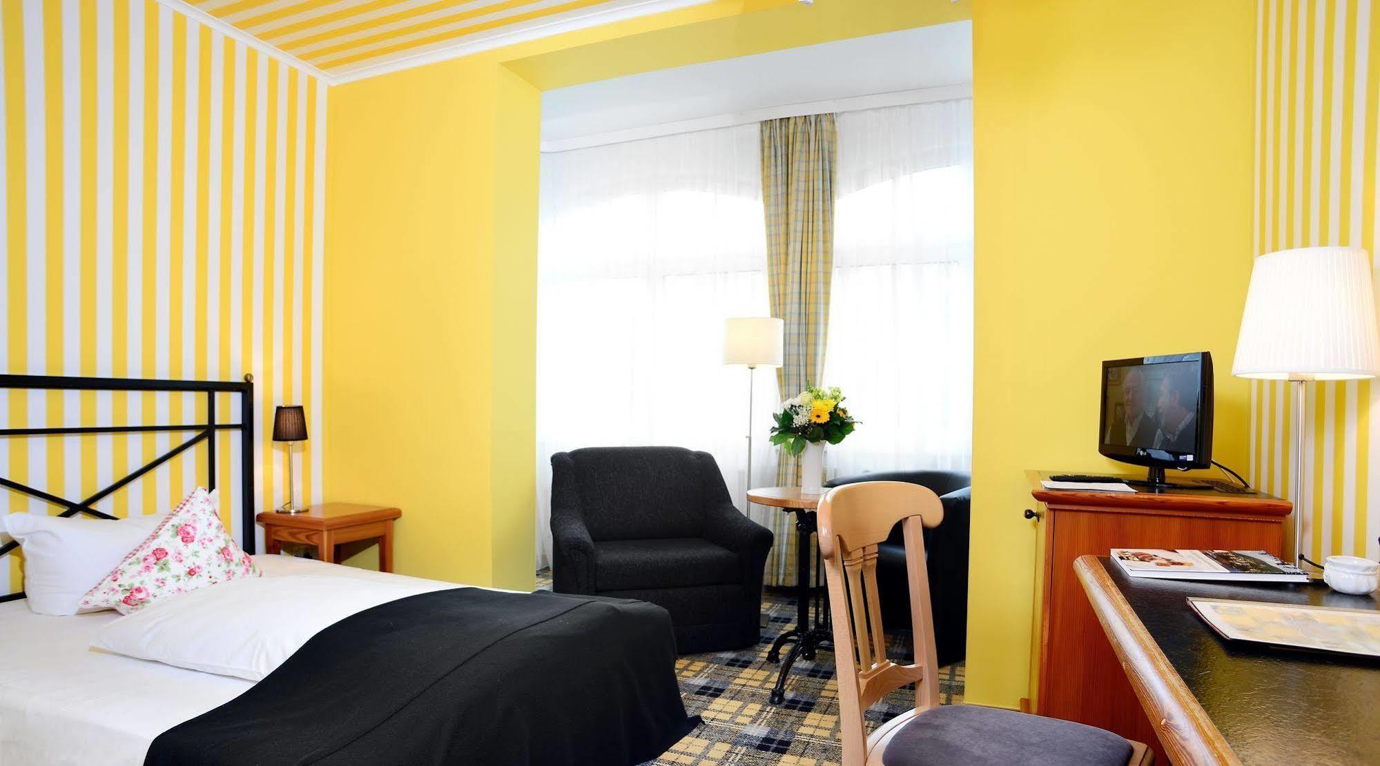 Hotel Schieferhof - Glaslust Нойхаус ам Ренвег Екстериор снимка